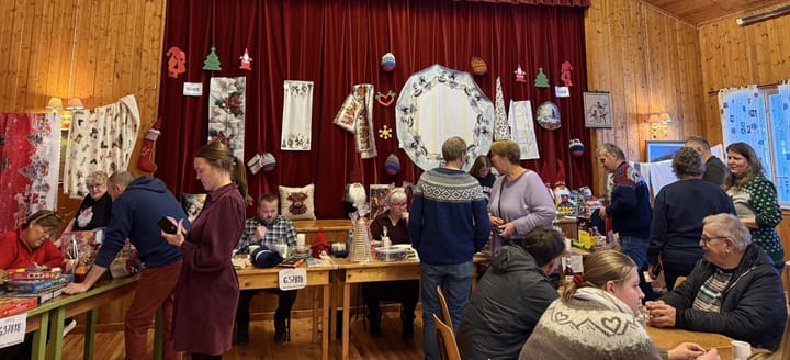 Julegran, nisser og basar